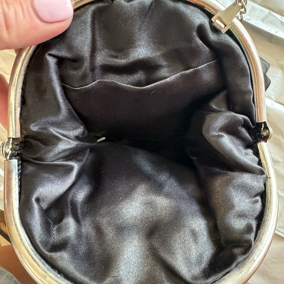 The sweetest VINTAGE black purse w/ silver highlights and chain. Fun shiny clasp - Picture 4 of 7